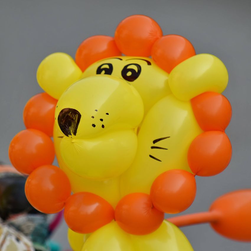 balloon lion made from yellow balloon for head and body, and orange balloon for mane